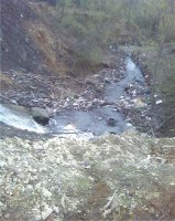 Ручей, стекающий в водоём.jpg