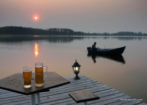 pivo_rybak_udochki_lodka_rybalka_bokaly_vecher_ozero_stolik_80583_700x500.jpg