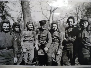 V._Gintovt_and_his_comrades.jpg