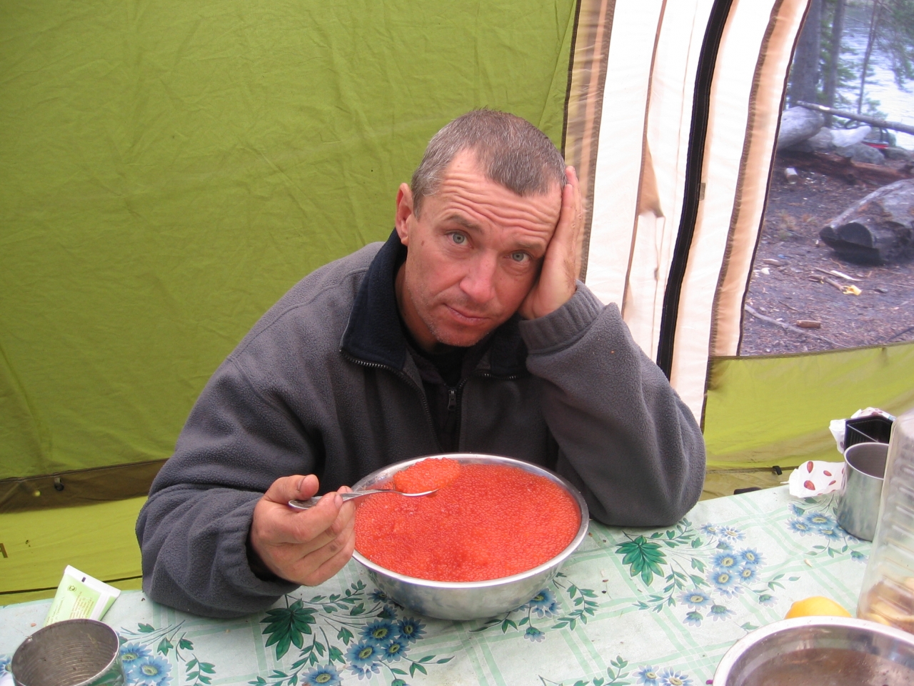 опять ИКРА...  хлебушка бы